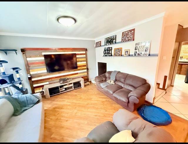 3 BEDROOM TOWNHOUSE FOR SALE IN FLORA GARDENS
